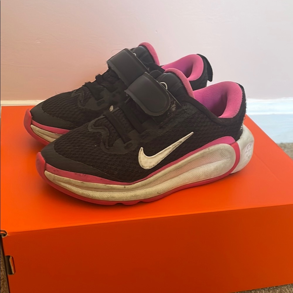 Nike Infinity Flow Kidfinitity Black and Pink Sneakers